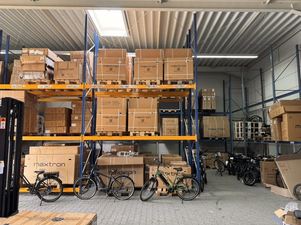 Aufbereitete E-Bikes im Lager des Maxtron Lagerverkaufs