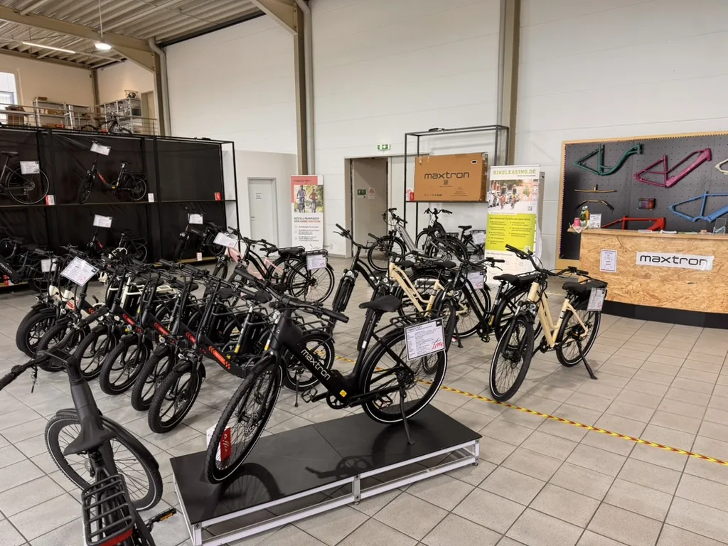 E-Bikes zum Probefahren im Maxtron Lagerverkauf