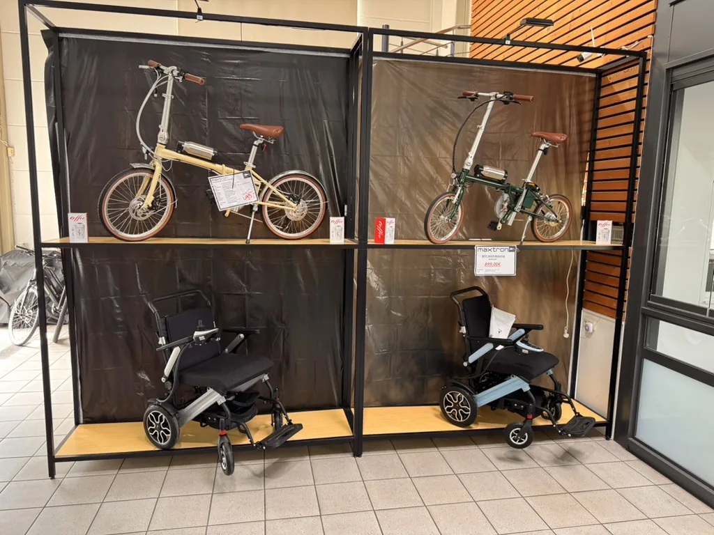 Aufbereitete Falt-E-Bikes in der Vitrine im Maxtron Lagerverkauf