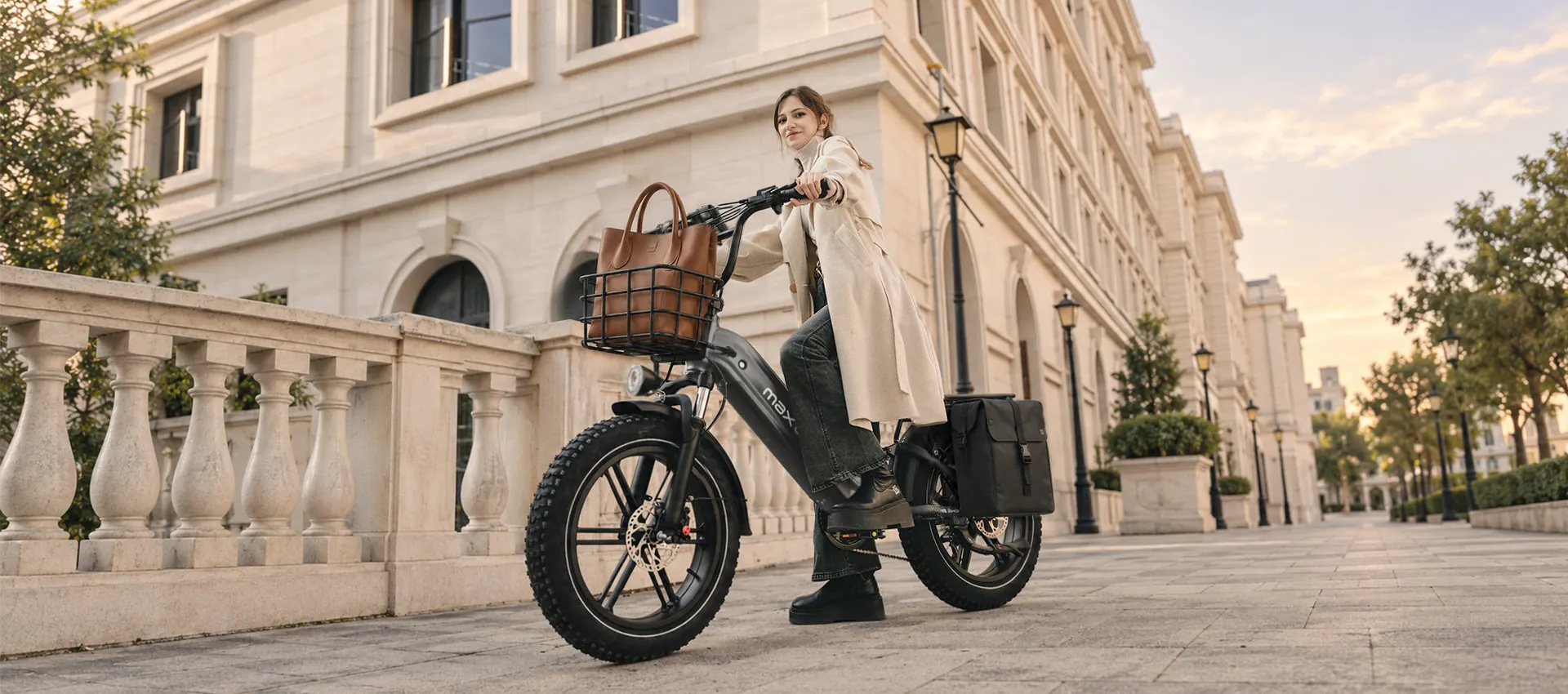 Frau mit dem Maxtron Camel und Korb am Lenker