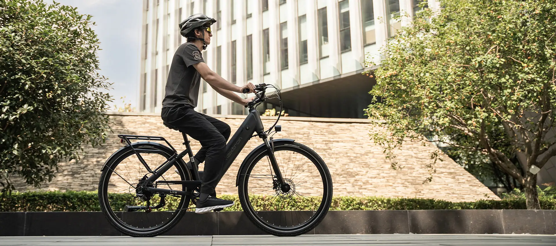 Mann fährt das Maxtron Lira in der Stadt